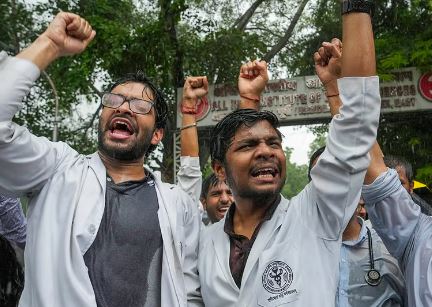 आरजी कर घटना: जूनियर डॉक्टरों ने 42 दिन के बाद आंशिक रूप से काम शुरू किया